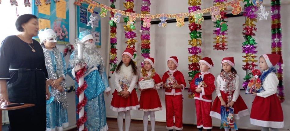 Жасыл шырша жанында!